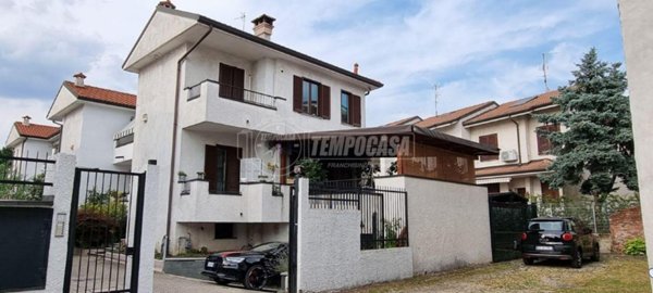 casa indipendente in vendita a Bollate in zona Cassina Nuova