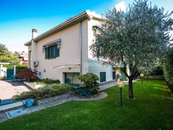 casa indipendente in vendita a Bollate in zona Cassina Nuova