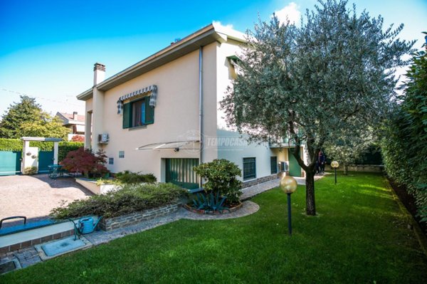 casa indipendente in vendita a Bollate in zona Cassina Nuova