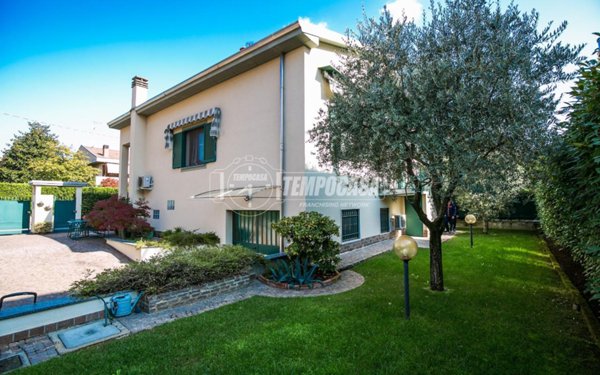 casa indipendente in vendita a Bollate in zona Cassina Nuova