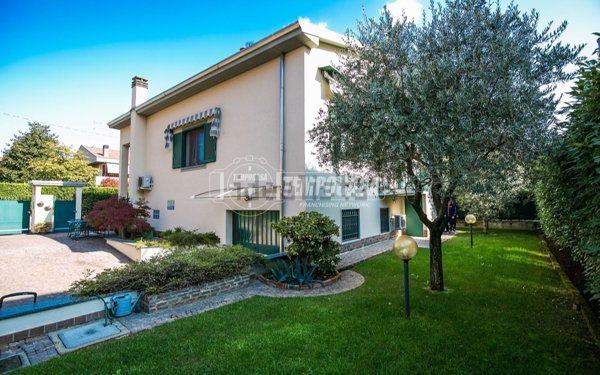 casa indipendente in vendita a Bollate in zona Cassina Nuova
