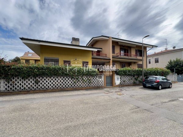 casa indipendente in vendita a Bollate in zona Cassina Nuova