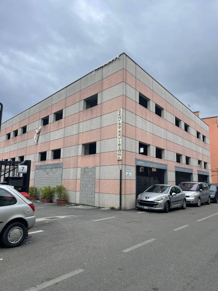 capannone in vendita a Bollate