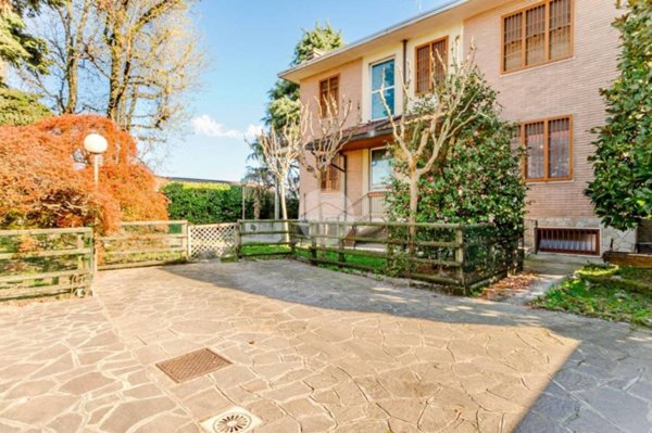 casa indipendente in vendita a Bollate in zona Cassina Nuova