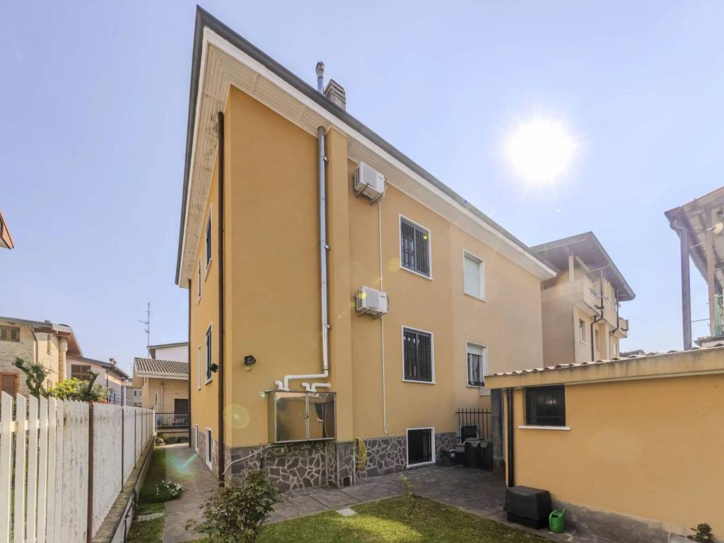 casa indipendente in vendita a Bollate