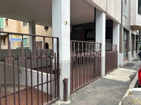 negozio in vendita a Bollate