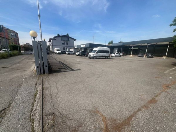 locale commerciale in vendita a Bollate in zona Ospiate