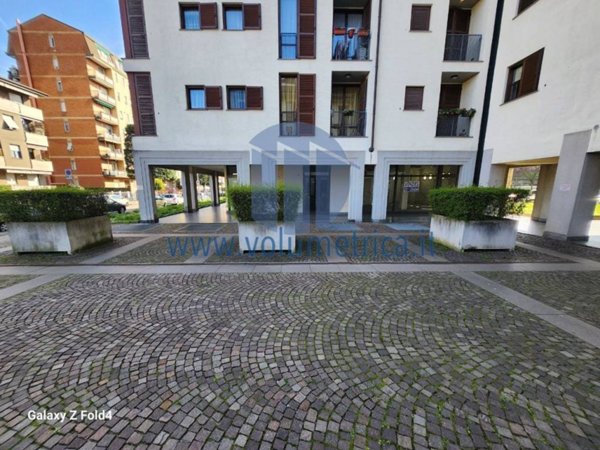 negozio in vendita a Bollate