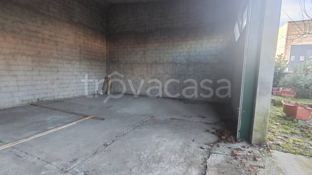 locale commerciale in vendita a Bollate