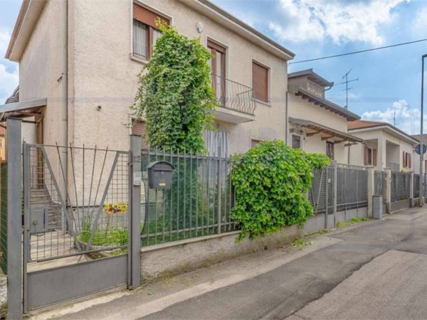casa indipendente in vendita a Bollate in zona Cassina Nuova