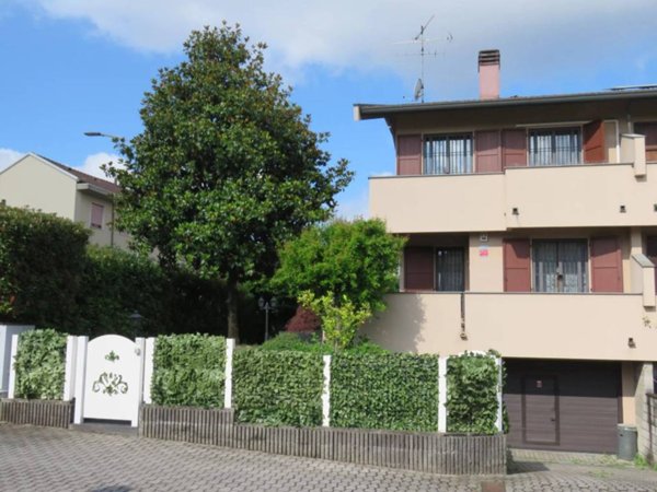 casa indipendente in vendita a Bollate in zona Cassina Nuova