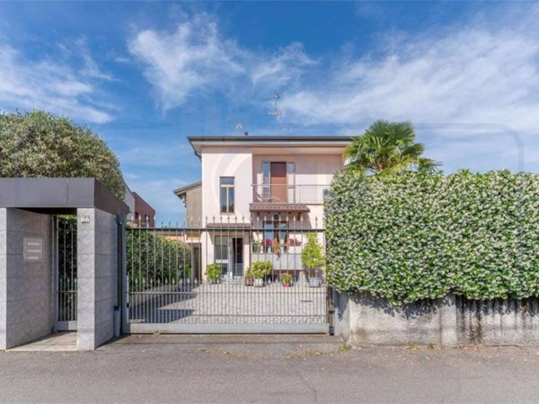 casa indipendente in vendita a Bollate