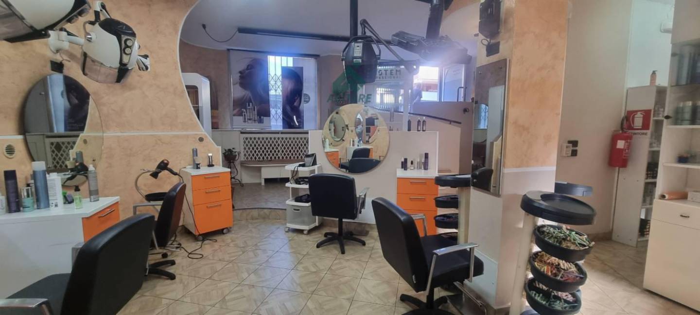 negozio in vendita a Bollate