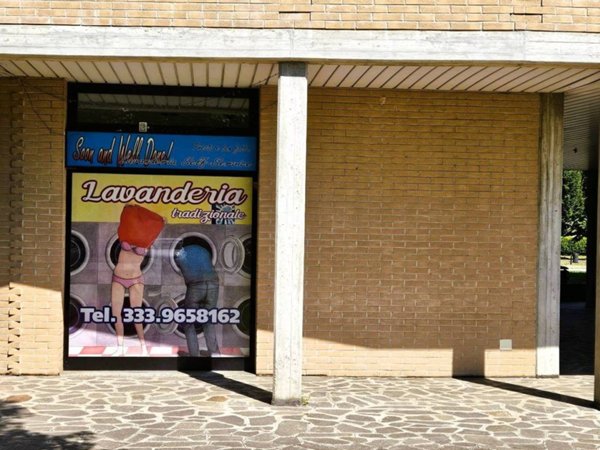 negozio in vendita a Bollate in zona Cassina Nuova