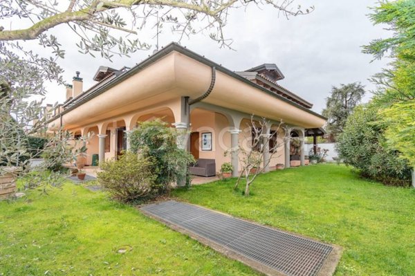 casa indipendente in vendita a Bollate