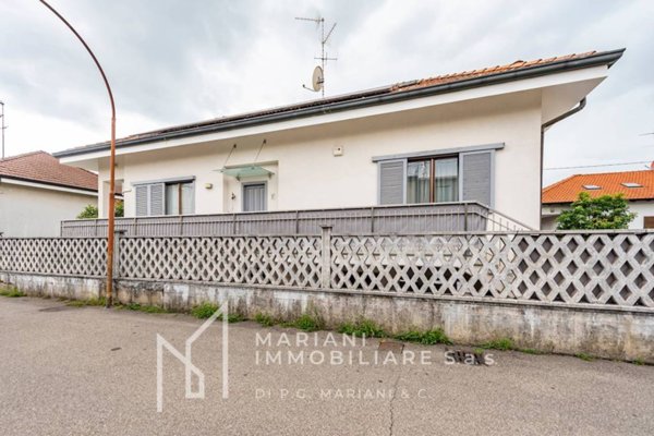 casa indipendente in vendita a Bollate in zona Cassina Nuova