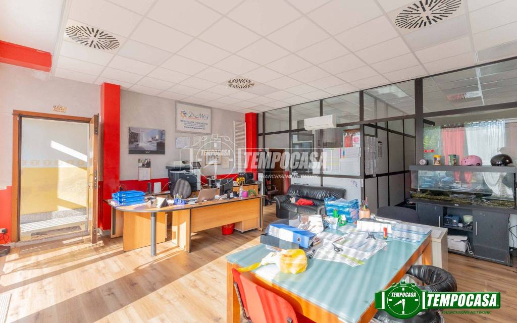 locale commerciale in vendita a Bollate in zona Ospiate