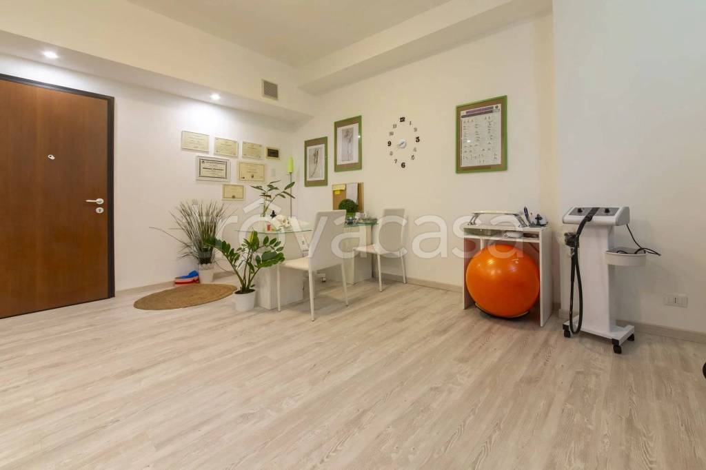 negozio in vendita a Bollate