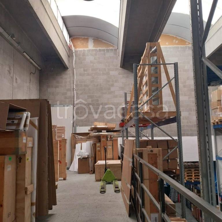 locale commerciale in vendita a Bollate in zona Ospiate