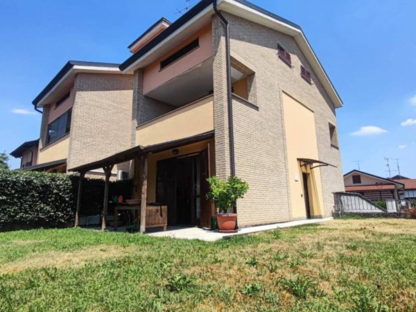 casa indipendente in vendita a Bollate in zona Cassina Nuova