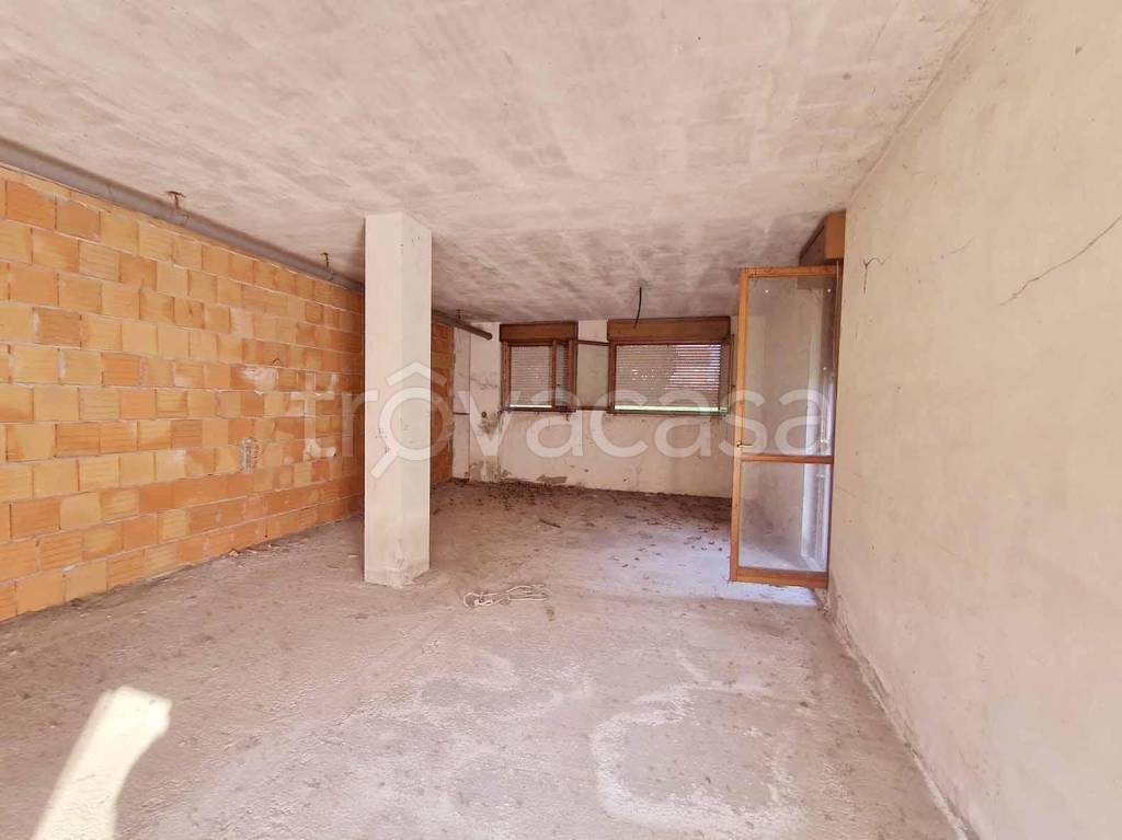 locale commerciale in vendita a Bollate