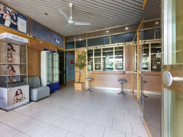 negozio in vendita a Bollate in zona Cassina Nuova