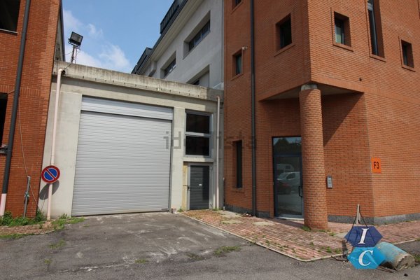capannone in vendita a Bollate