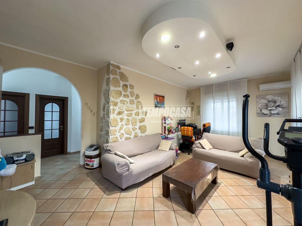 casa indipendente in vendita a Bollate in zona Cassina Nuova