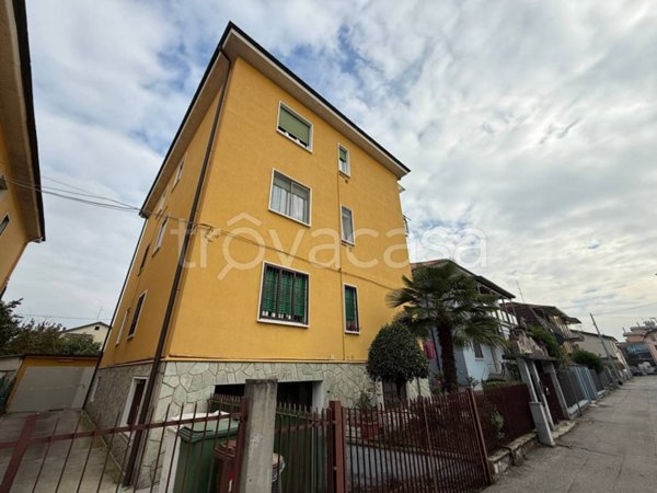 appartamento in vendita a Bollate in zona Cassina Nuova