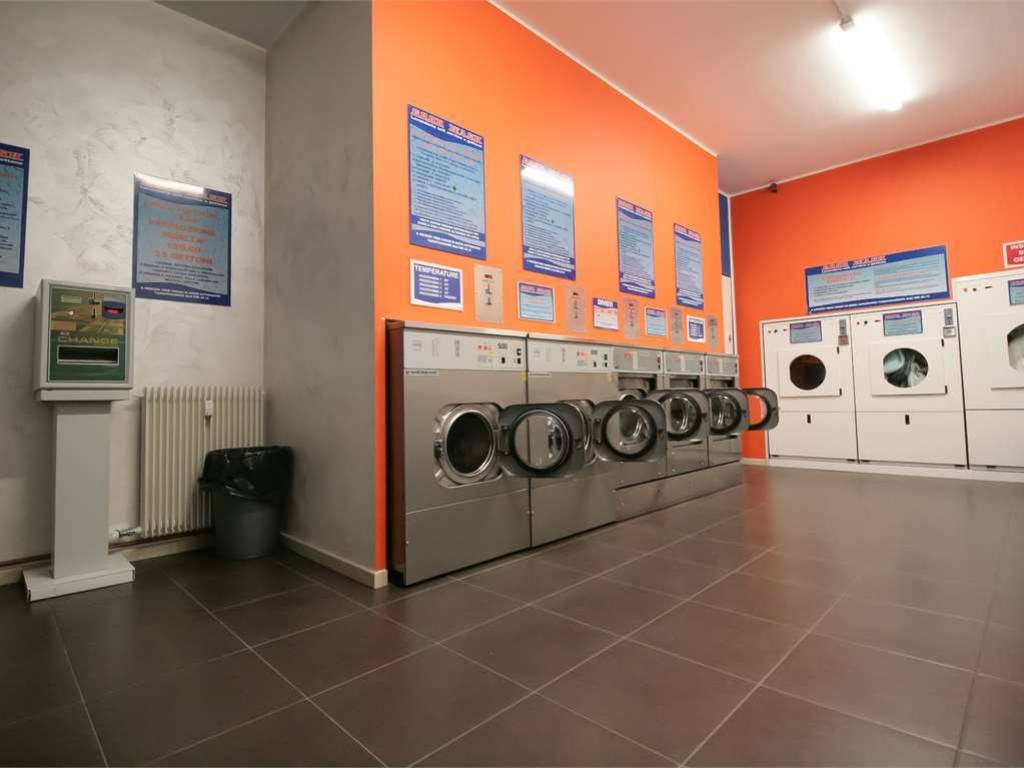 negozio in vendita a Bollate in zona Cassina Nuova