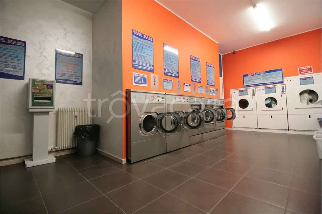 negozio in vendita a Bollate