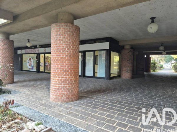 negozio in vendita a Bollate