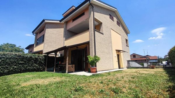 casa indipendente in vendita a Bollate in zona Cassina Nuova