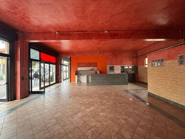 negozio in vendita a Bollate in zona Castellazzo