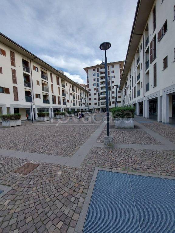 negozio in vendita a Bollate