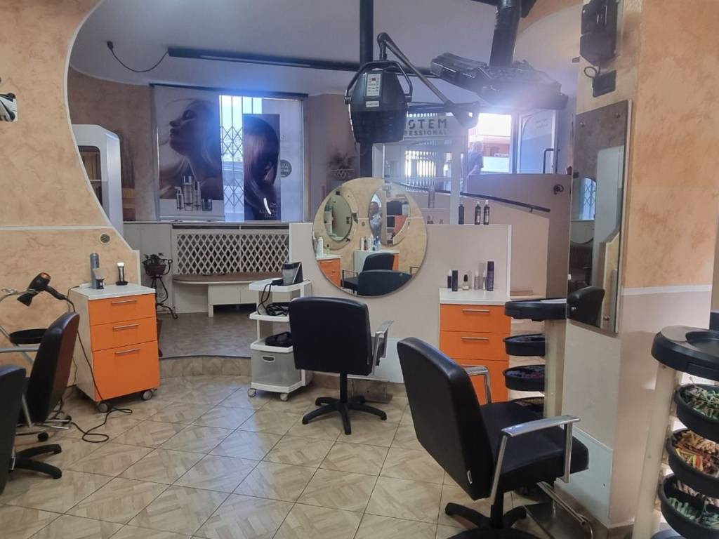 negozio in vendita a Bollate