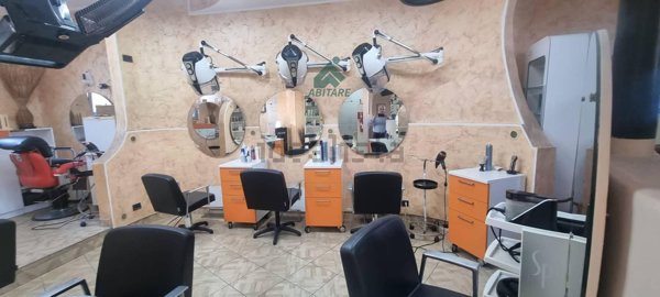 negozio in vendita a Bollate