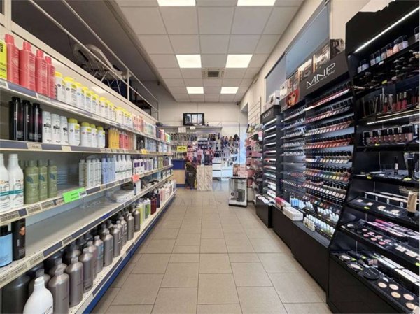 negozio in vendita a Bollate