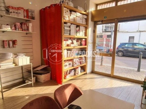 negozio in vendita a Bollate in zona Cassina Nuova