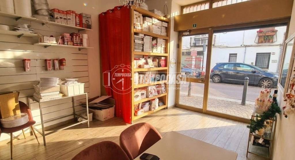 negozio in vendita a Bollate in zona Cassina Nuova