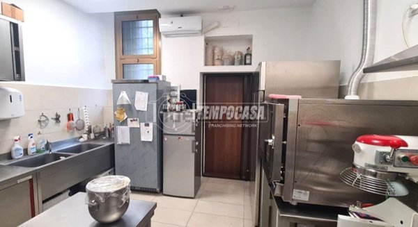 locale commerciale in vendita a Bollate in zona Cassina Nuova