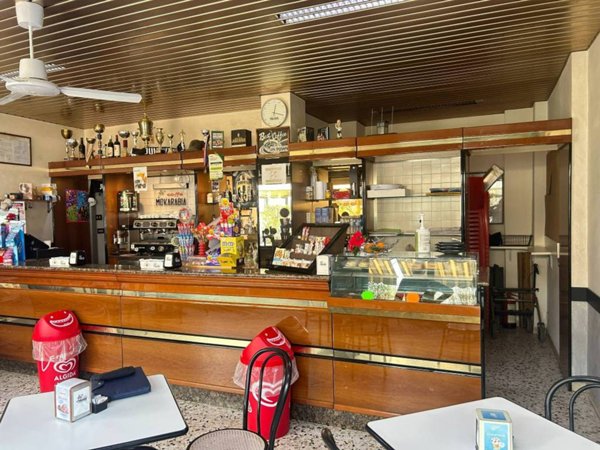 negozio in vendita a Bollate in zona Ospiate