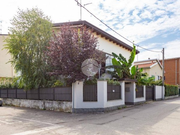 casa indipendente in vendita a Bollate in zona Cassina Nuova