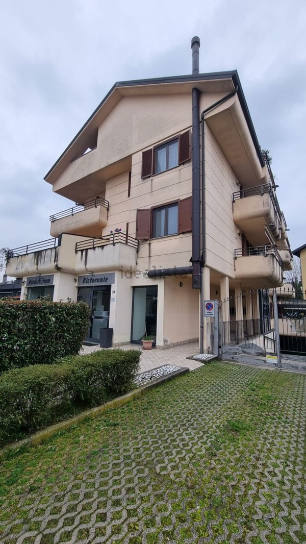 negozio in vendita a Bollate