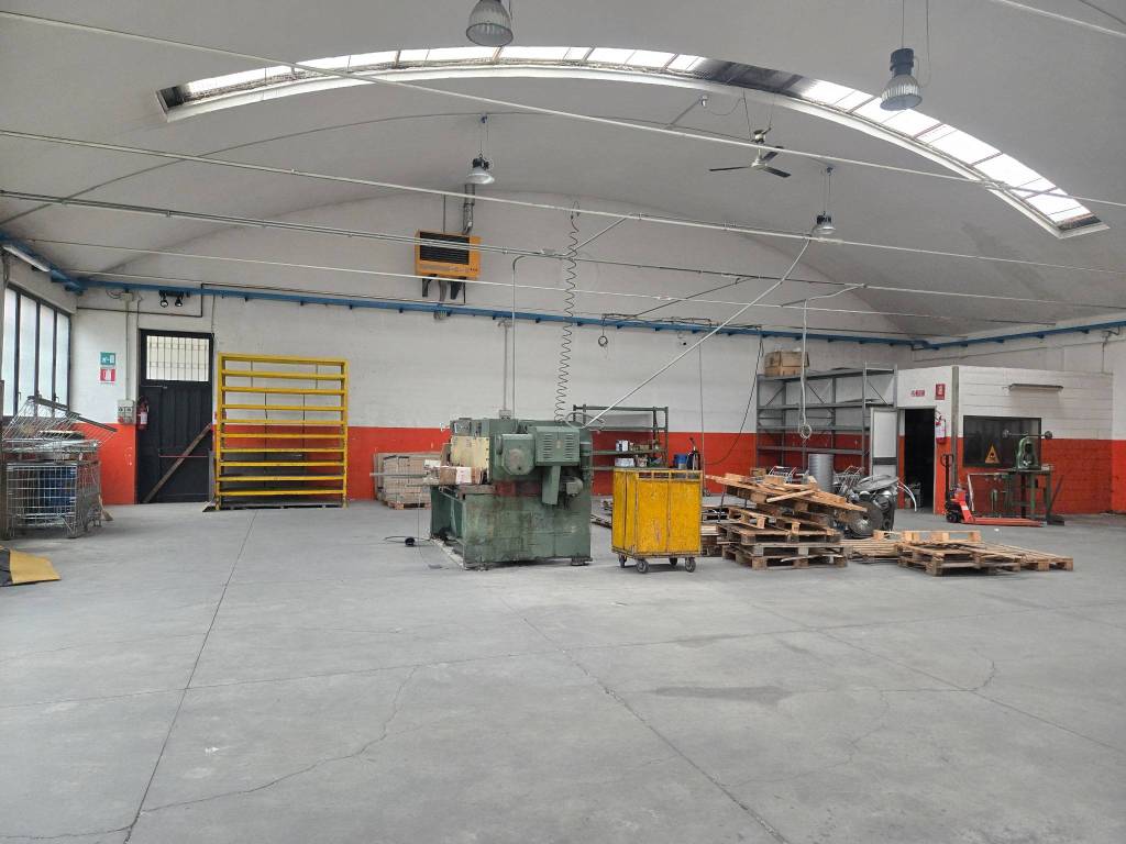 locale commerciale in vendita a Bollate in zona Cassina Nuova