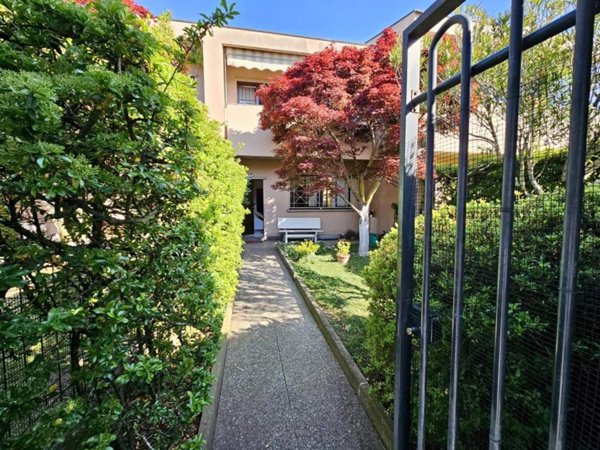 casa indipendente in vendita a Bollate in zona Cassina Nuova