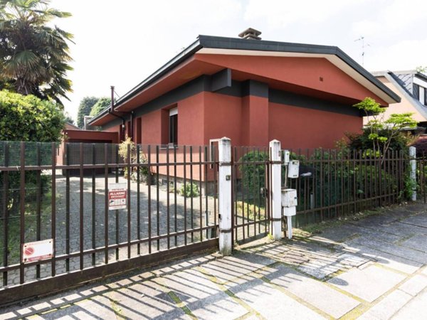 casa indipendente in vendita a Bollate in zona Cassina Nuova