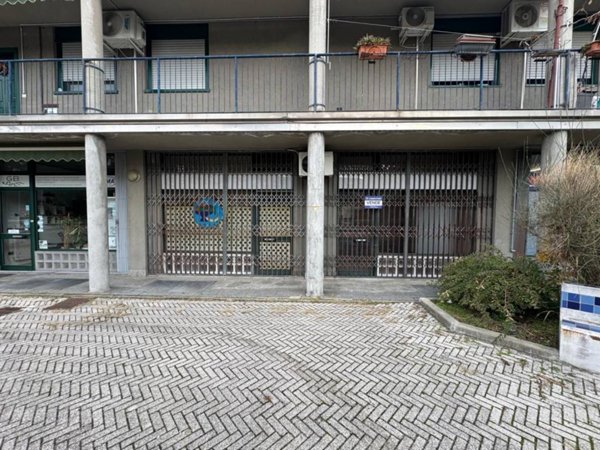 negozio in vendita a Bollate in zona Cassina Nuova