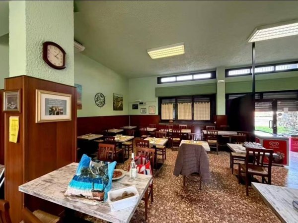 negozio in vendita a Bollate in zona Castellazzo