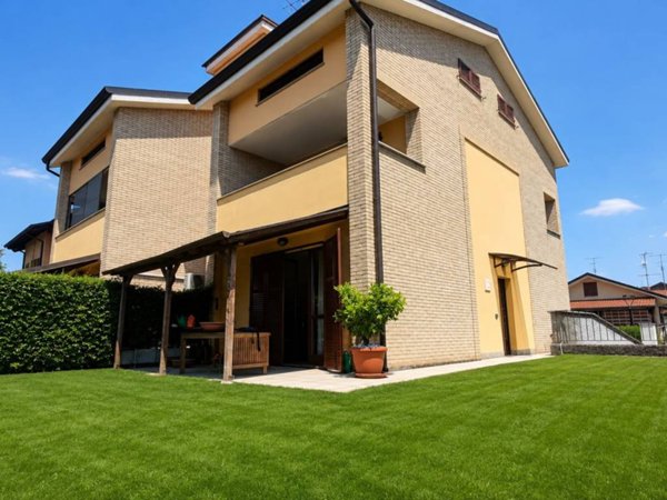 casa indipendente in vendita a Bollate in zona Cassina Nuova